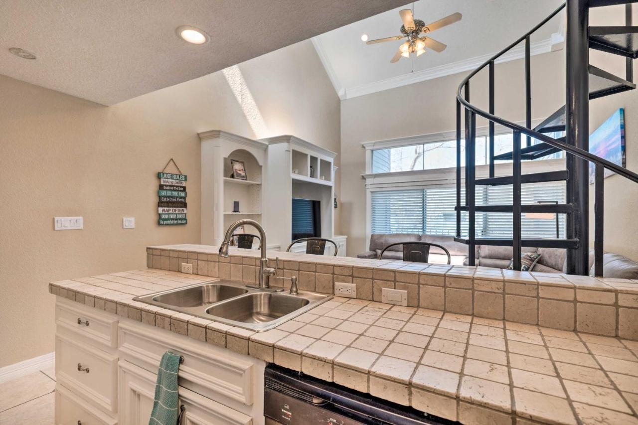 Idyllic Montgomery Condo With Pool And Lake View! מראה חיצוני תמונה